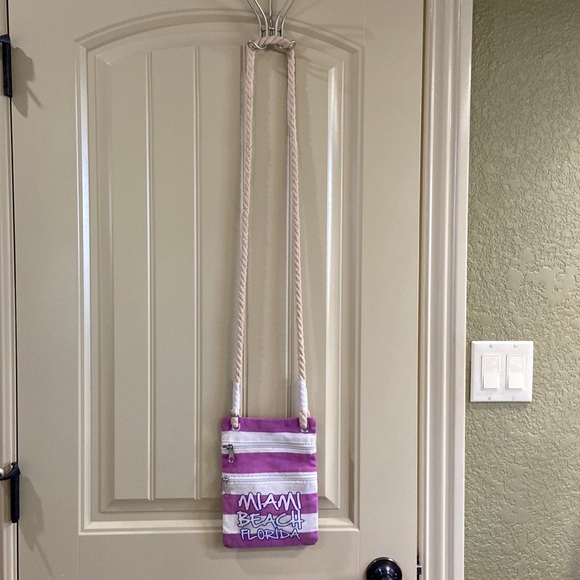 Cross Body Bag by GetaGadget Brand. GUC! - Picture 1 of 16